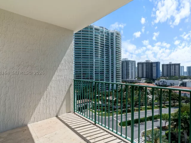 2-bedroom condo for sale in Aventura - 20000 E Country Club Dr 1109 - MondialRealty