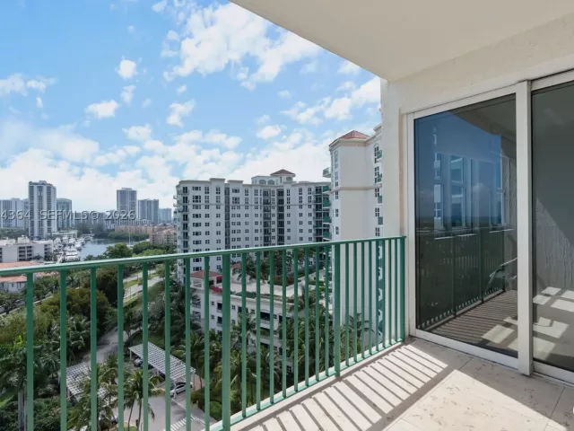 2-bedroom condo for sale in Aventura - 20000 E Country Club Dr 1109 - MondialRealty