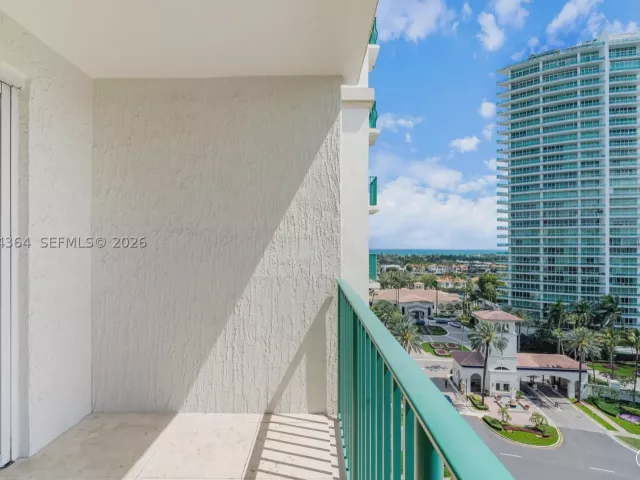 2-bedroom condo for sale in Aventura - 20000 E Country Club Dr 1109 - MondialRealty