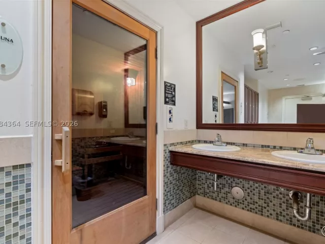 2-bedroom condo for sale in Aventura - 20000 E Country Club Dr 1109 - MondialRealty