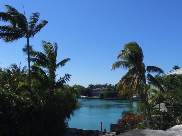 5-bedroom home for rent in Key Biscayne - 530 Harbor Dr - MondialRealty