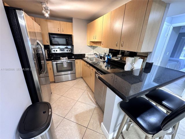 2-bedroom condo for sale in Surfside - 9195 Collins Ave PH4 - MondialRealty