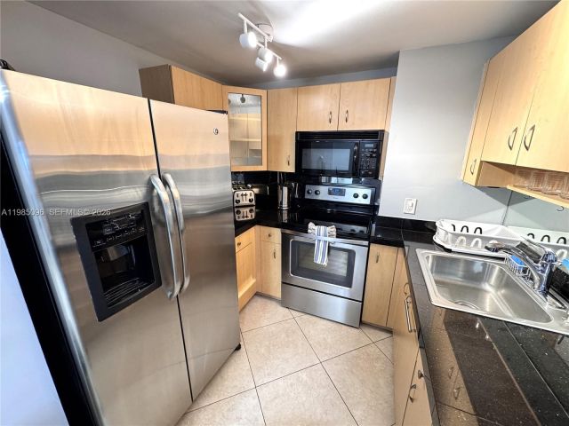 2-bedroom condo for sale in Surfside - 9195 Collins Ave PH4 - MondialRealty