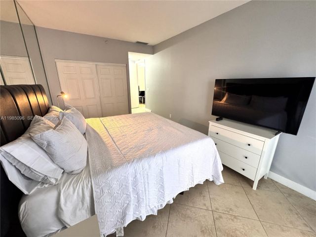 2-bedroom condo for sale in Surfside - 9195 Collins Ave PH4 - MondialRealty
