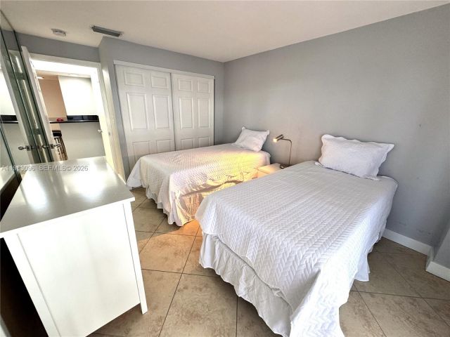 2-bedroom condo for sale in Surfside - 9195 Collins Ave PH4 - MondialRealty