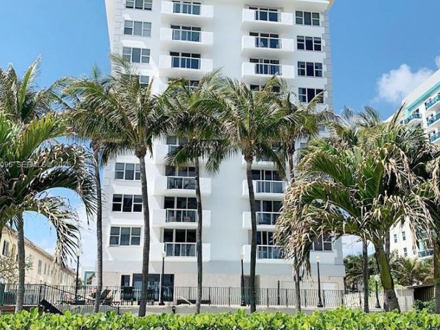 2-bedroom condo for sale in Surfside - 9195 Collins Ave PH4 - MondialRealty
