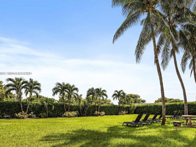 2-bedroom condo for sale in Surfside - 9195 Collins Ave PH4 - MondialRealty