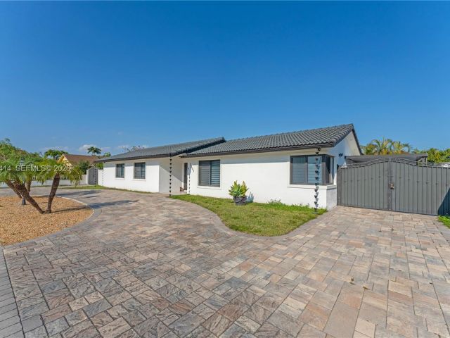 Home for sale at 2401 SW 132nd Ave - photo 7526870