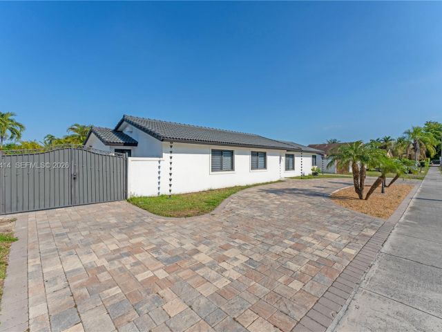 Home for sale at 2401 SW 132nd Ave - photo 7526871