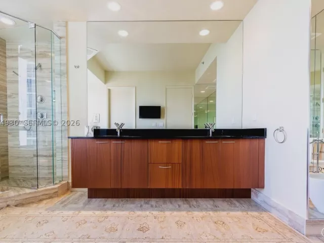 3-bedroom condo for rent in Sunny Isles Beach - 16001 Collins Ave 1106 - MondialRealty