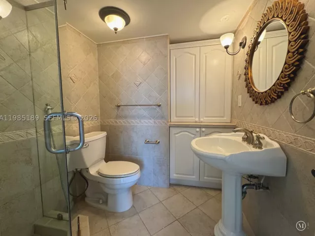 2-bedroom condo for rent in Miami Beach - 2555 Collins Ave 2002 - MondialRealty