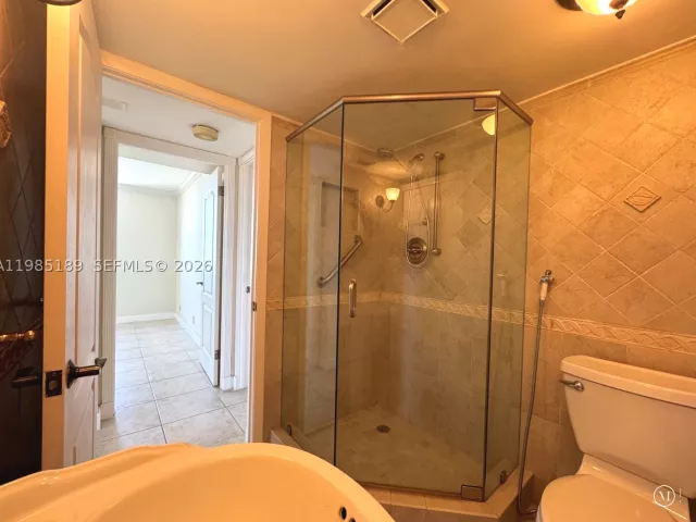 2-bedroom condo for rent in Miami Beach - 2555 Collins Ave 2002 - MondialRealty