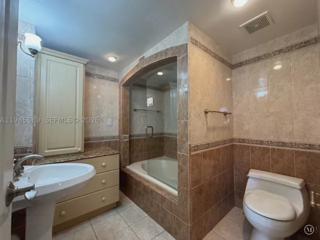 2-bedroom condo for rent in Miami Beach - 2555 Collins Ave 2002 - MondialRealty