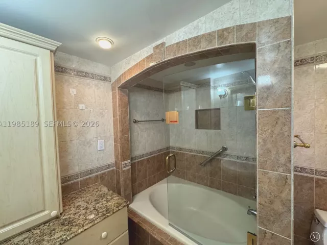 2-bedroom condo for rent in Miami Beach - 2555 Collins Ave 2002 - MondialRealty