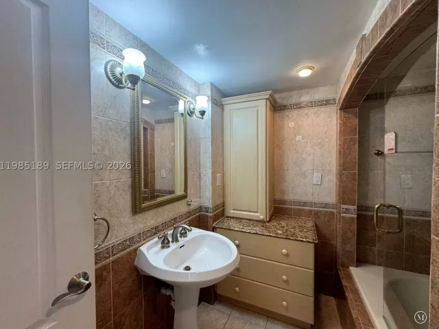 2-bedroom condo for rent in Miami Beach - 2555 Collins Ave 2002 - MondialRealty