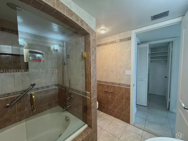 2-bedroom condo for rent in Miami Beach - 2555 Collins Ave 2002 - MondialRealty