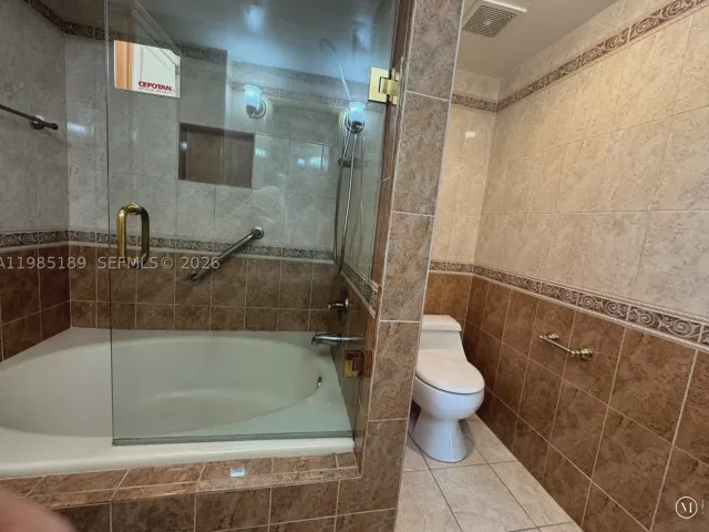 2-bedroom condo for rent in Miami Beach - 2555 Collins Ave 2002 - MondialRealty