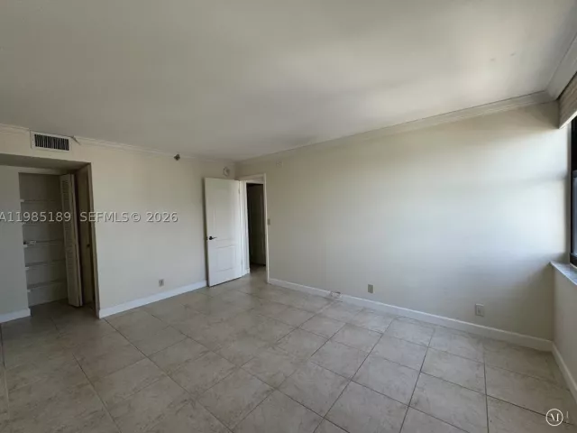 2-bedroom condo for rent in Miami Beach - 2555 Collins Ave 2002 - MondialRealty