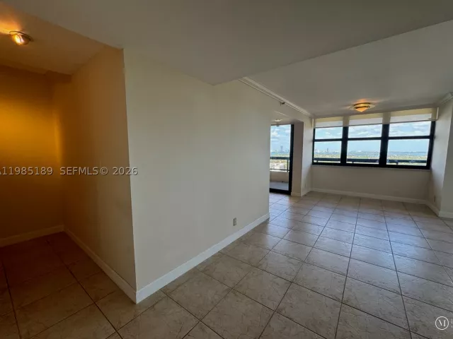 2-bedroom condo for rent in Miami Beach - 2555 Collins Ave 2002 - MondialRealty