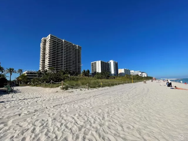 2-bedroom condo for rent in Miami Beach - 2555 Collins Ave 2002 - MondialRealty