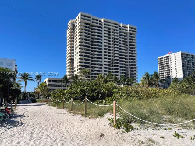 2-bedroom condo for rent in Miami Beach - 2555 Collins Ave 2002 - MondialRealty