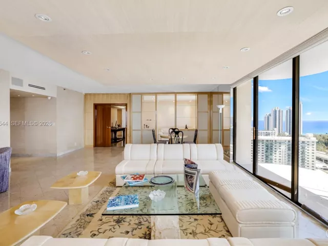 3-bedroom condo for sale in Aventura - 19355 Turnberry Way 23GR - MondialRealty