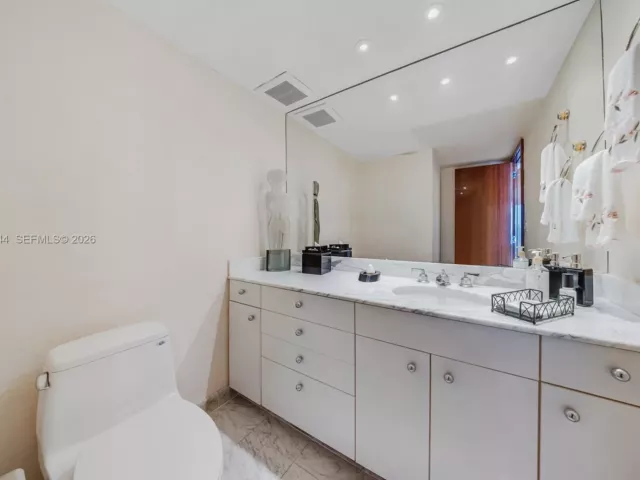 3-bedroom condo for sale in Aventura - 19355 Turnberry Way 23GR - MondialRealty