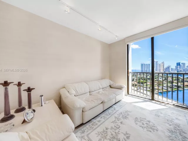 3-bedroom condo for sale in Aventura - 19355 Turnberry Way 23GR - MondialRealty