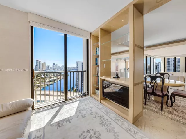 3-bedroom condo for sale in Aventura - 19355 Turnberry Way 23GR - MondialRealty