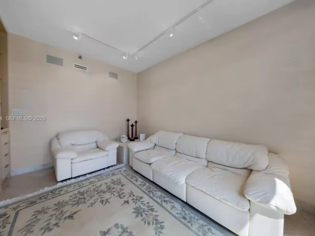3-bedroom condo for sale in Aventura - 19355 Turnberry Way 23GR - MondialRealty