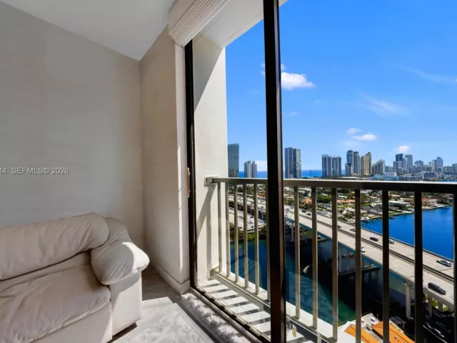 3-bedroom condo for sale in Aventura - 19355 Turnberry Way 23GR - MondialRealty