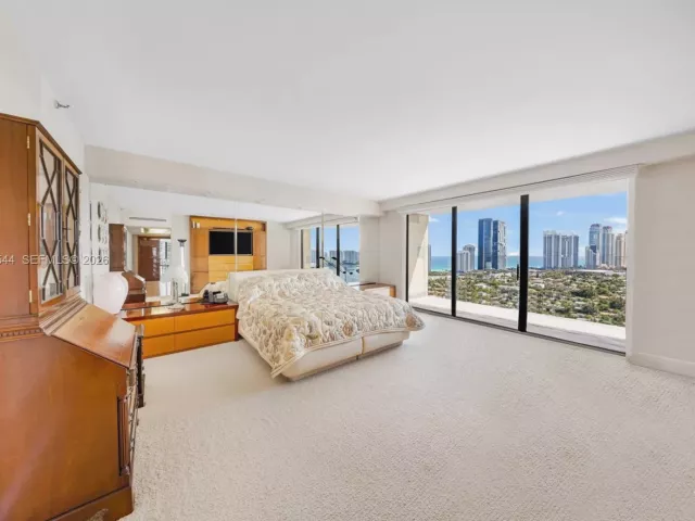 3-bedroom condo for sale in Aventura - 19355 Turnberry Way 23GR - MondialRealty