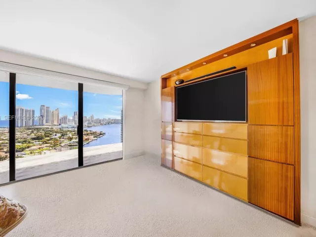 3-bedroom condo for sale in Aventura - 19355 Turnberry Way 23GR - MondialRealty