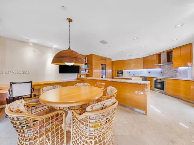 3-bedroom condo for sale in Aventura - 19355 Turnberry Way 23GR - MondialRealty