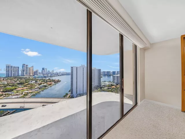 3-bedroom condo for sale in Aventura - 19355 Turnberry Way 23GR - MondialRealty