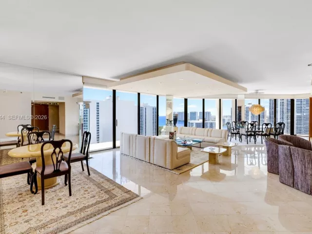 3-bedroom condo for sale in Aventura - 19355 Turnberry Way 23GR - MondialRealty