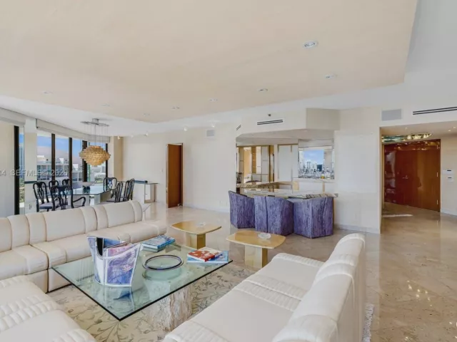 3-bedroom condo for sale in Aventura - 19355 Turnberry Way 23GR - MondialRealty