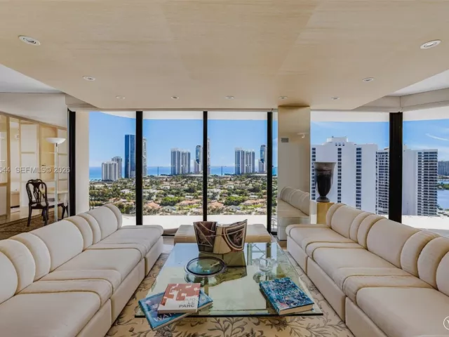 3-bedroom condo for sale in Aventura - 19355 Turnberry Way 23GR - MondialRealty