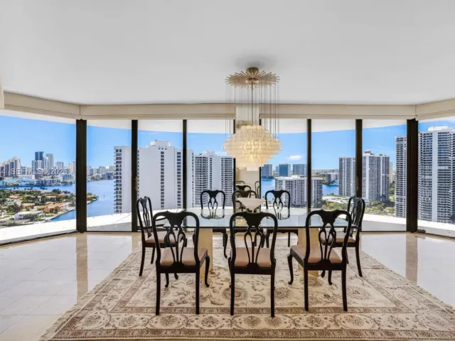 3-bedroom condo for sale in Aventura - 19355 Turnberry Way 23GR - MondialRealty