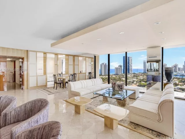 3-bedroom condo for sale in Aventura - 19355 Turnberry Way 23GR - MondialRealty