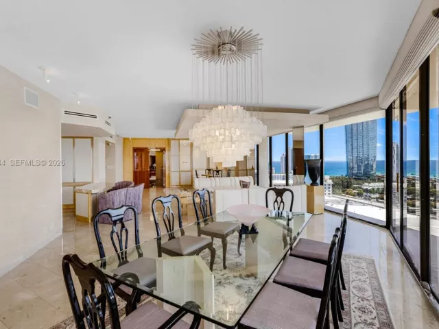 3-bedroom condo for sale in Aventura - 19355 Turnberry Way 23GR - MondialRealty