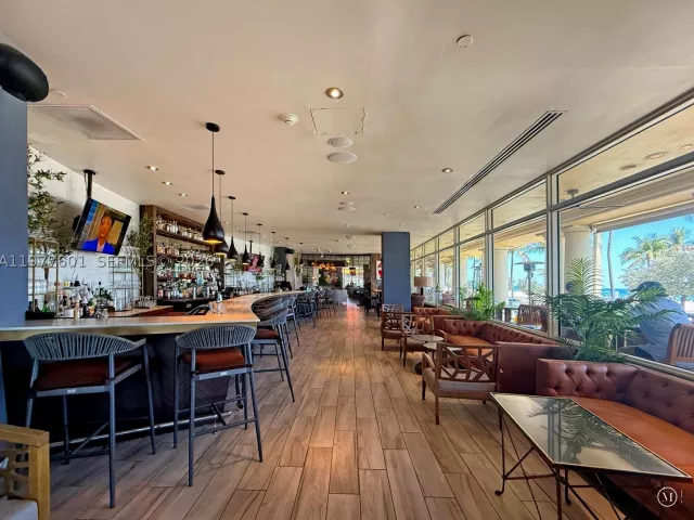 1-bedroom condo for sale in Fort Lauderdale - 601 N Fort Lauderdale Beach Blvd 712 - MondialRealty