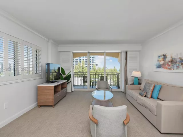 1-bedroom condo for sale in Fort Lauderdale - 601 N Fort Lauderdale Beach Blvd 712 - MondialRealty