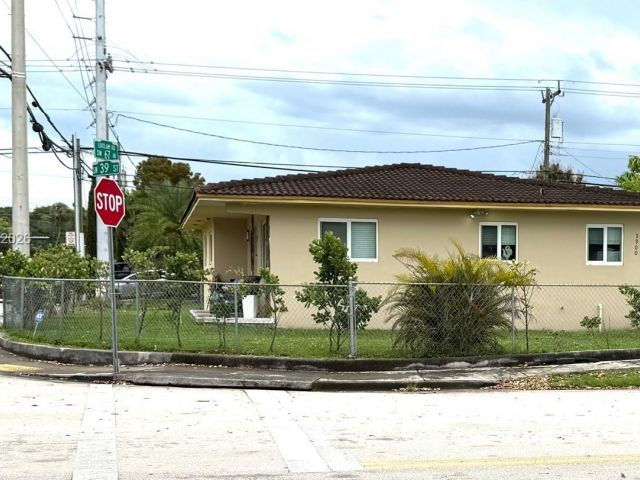 Home for sale at 3900 SW 67th Ave - photo 7465529