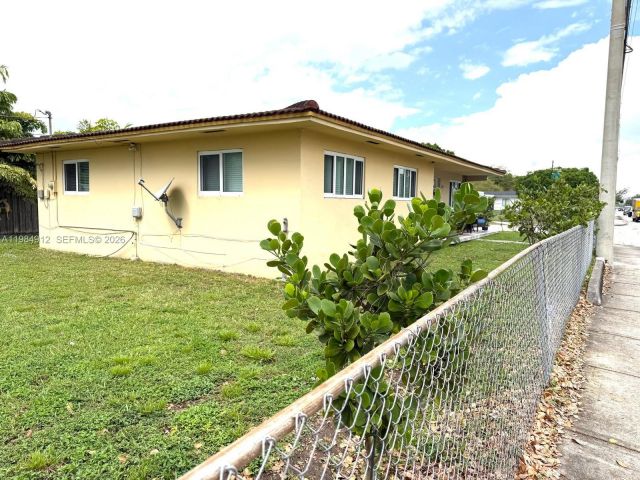 Home for sale at 3900 SW 67th Ave - photo 7465532