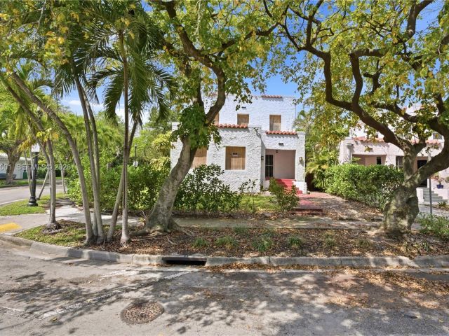 Home for sale at 4400 NE 1st Ave - photo 7465514