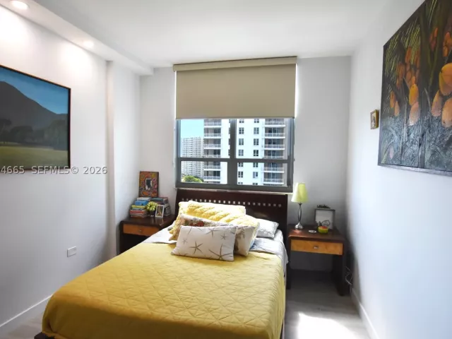 3-bedroom condo for rent in Miami - 801 Brickell Key Blvd 1209 - MondialRealty