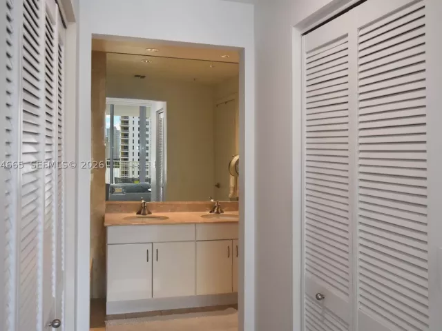 3-bedroom condo for rent in Miami - 801 Brickell Key Blvd 1209 - MondialRealty
