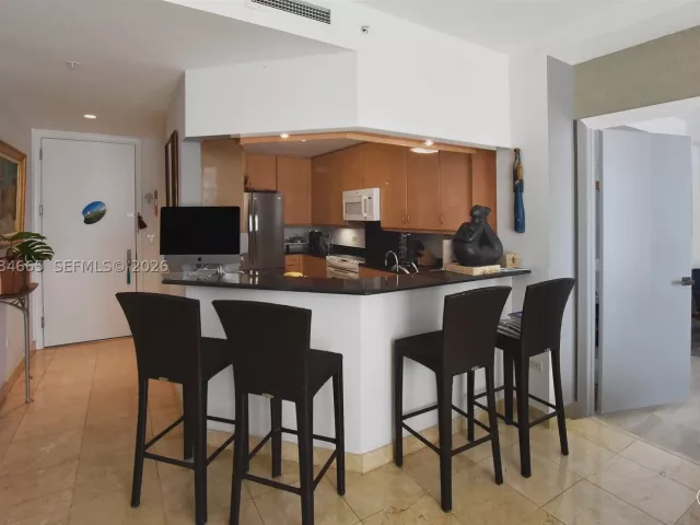 3-bedroom condo for rent in Miami - 801 Brickell Key Blvd 1209 - MondialRealty