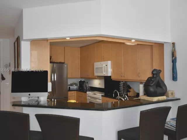 3-bedroom condo for rent in Miami - 801 Brickell Key Blvd 1209 - MondialRealty